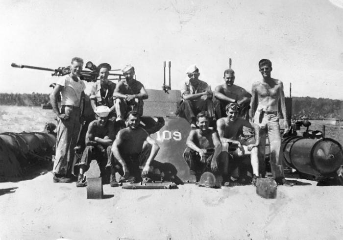 PC100 Lt. Kennedy and crewmen of the PT-109 in the South Pacific, 1943